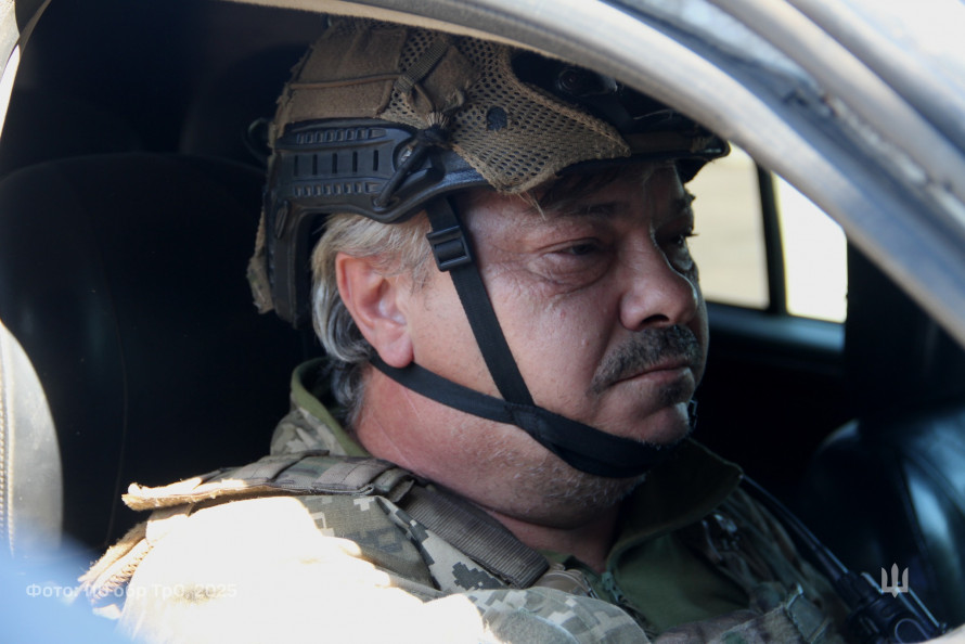 Водій запорізької бригади ТрО приїхав на війну на двоповерховому автобусі та врятувався від ПТУР завдяки загубленому телефону (фото)