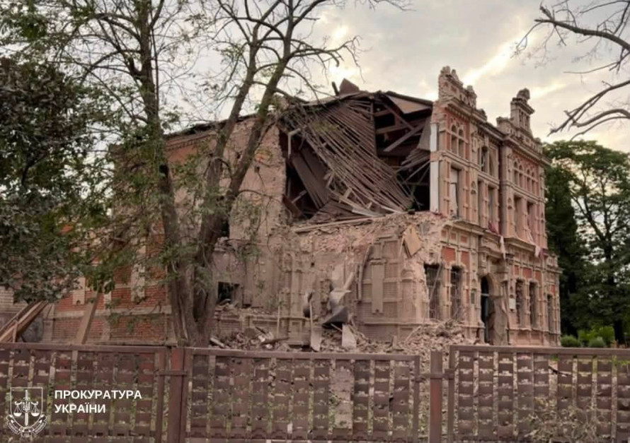 Понад 120 років історії: у Запоріжжі за 2,7 млн грн законсервують менонітську школу, пошкоджену КАБом (фото)