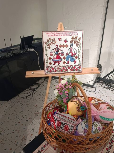 Українські пісні ожили у вишивці: у Запоріжжі відкрилася виставка писанок, рушників, мотанок (фото)