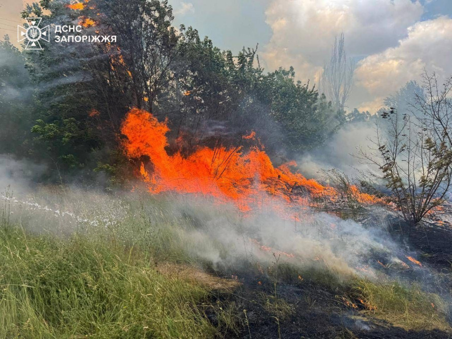 Підступно атакували під час пожежі: на Запоріжжі внаслідок удару російського дрона постраждав рятувальник (фото)