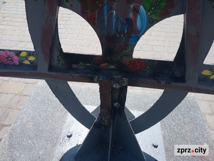 Через вандалів у запорізькому парку зник двометровий тризуб - відео