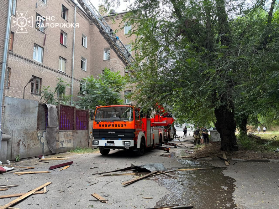 Горів дах багатоповерхівки: внаслідок ворожих обстрілів Запоріжжя і області поранено вісім людей