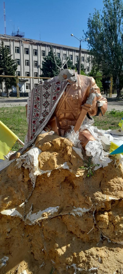 У Гуляйполі відновили пам'ятник Нестору Махну, який зруйнували окупанти (фото)