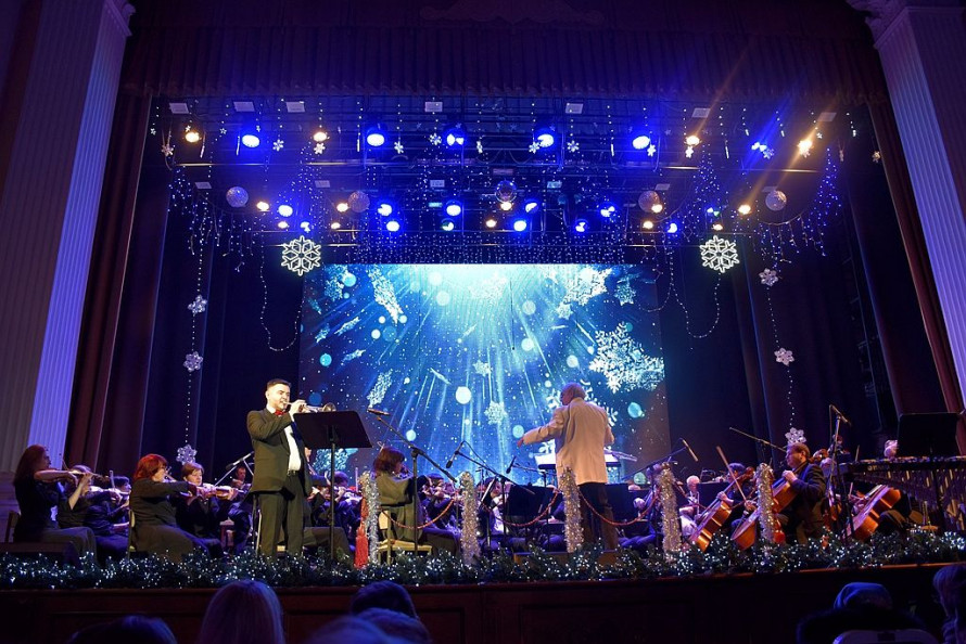 Аншлаги, хіти й диско-фінал - у запорізькій філармонії яскраво завершили рік концертом “MISTER NEW YEAR” (фото)