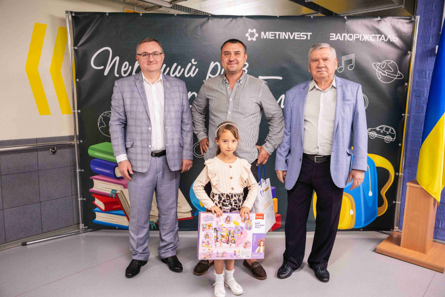 «Перший раз – у перший клас»: 300 дітей працівників запорізьких підприємств Метінвесту отримають шкільні набори