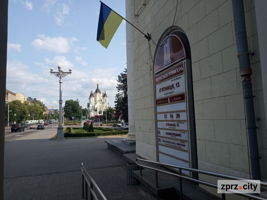 У запорізькому театрі показали, що роблять французи у п'ятницю 13-го - фото прем'єри