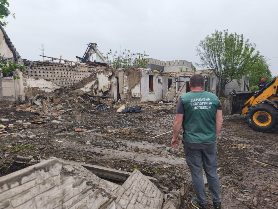 Руйнування завдали шкоди довкіллю — в одному з районів Запоріжжя екологи провели обстеження місця прильоту (фото)