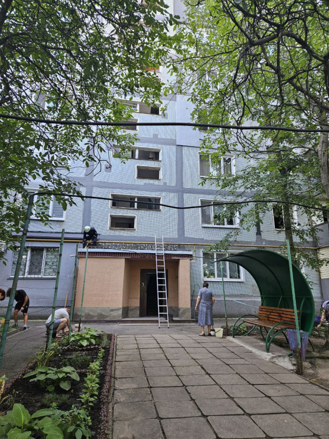 Вирва в кількох метрах від будинку - у Запоріжжі екоінспектори зафіксували наслідки обстрілу шахедами (фото)