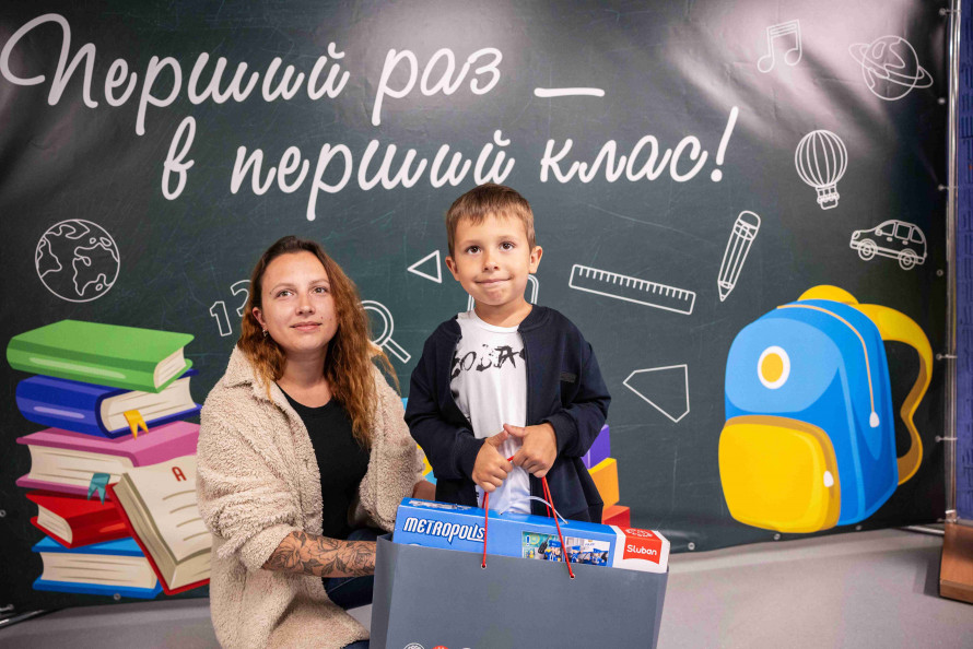 «Перший раз – у перший клас»: 300 дітей працівників запорізьких підприємств Метінвесту отримають шкільні набори