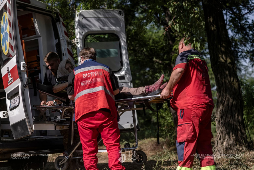 Після удару авіабомби: бійці запорізької бригади врятували 90-річну жінку з-під завалів (фото)