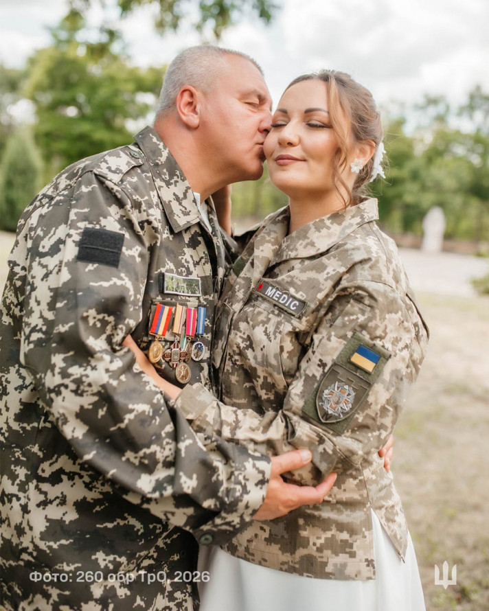 Від медичної сумки до обручок: боєць і медикиня запорізької бригади одружилися на Хортиці (фото)