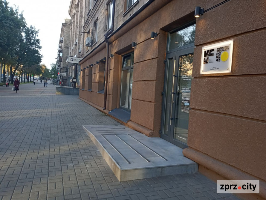 Художники з різних міст України та з Польщі показали, яким бачать прифронтове Запоріжжя: нова виставка у галереї BIRUCHIY (фото)