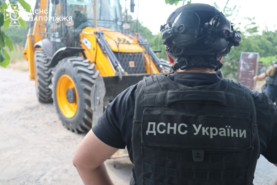 Страшна знахідка: після обстрілу запоріжець побачив на городі 500-кілограмову авіабомбу (фото, відео)