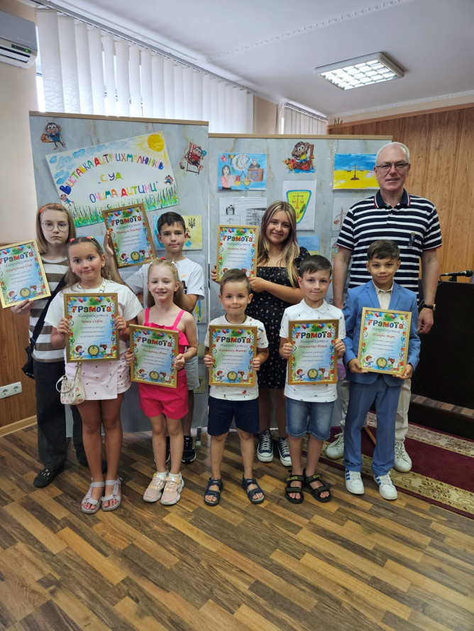 Юні митці подарували колективу Запорізького окружного адміністративного суду радість та піднесений настрій