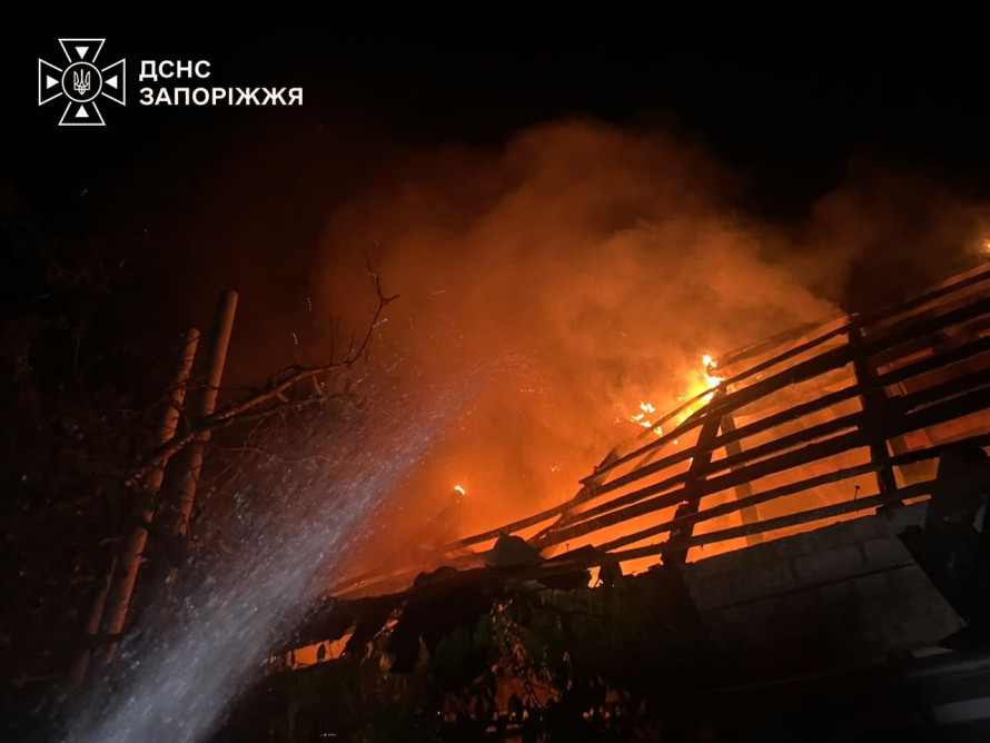 У Запорізькій області внаслідок ворожих атак горів потяг, магазин, кафе і житло - загинула людина (фото)