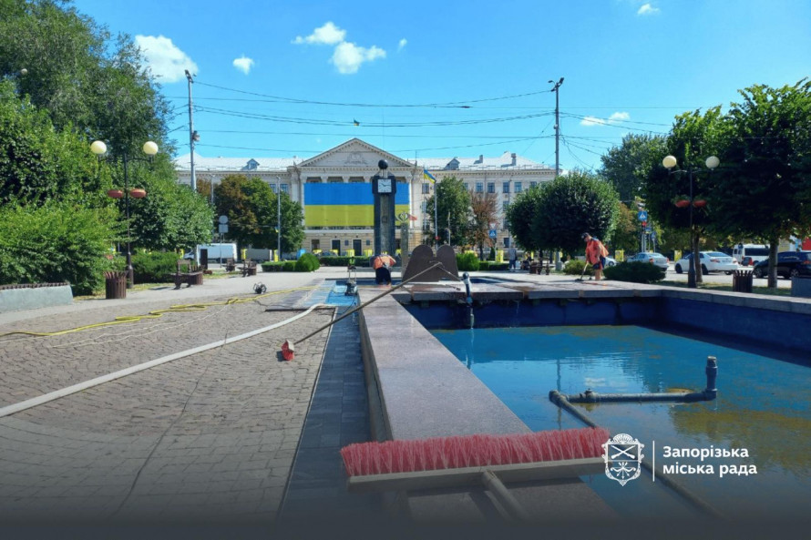 Сьогодні комунальники миють один з фонтанів в центрі Запоріжжя - фото