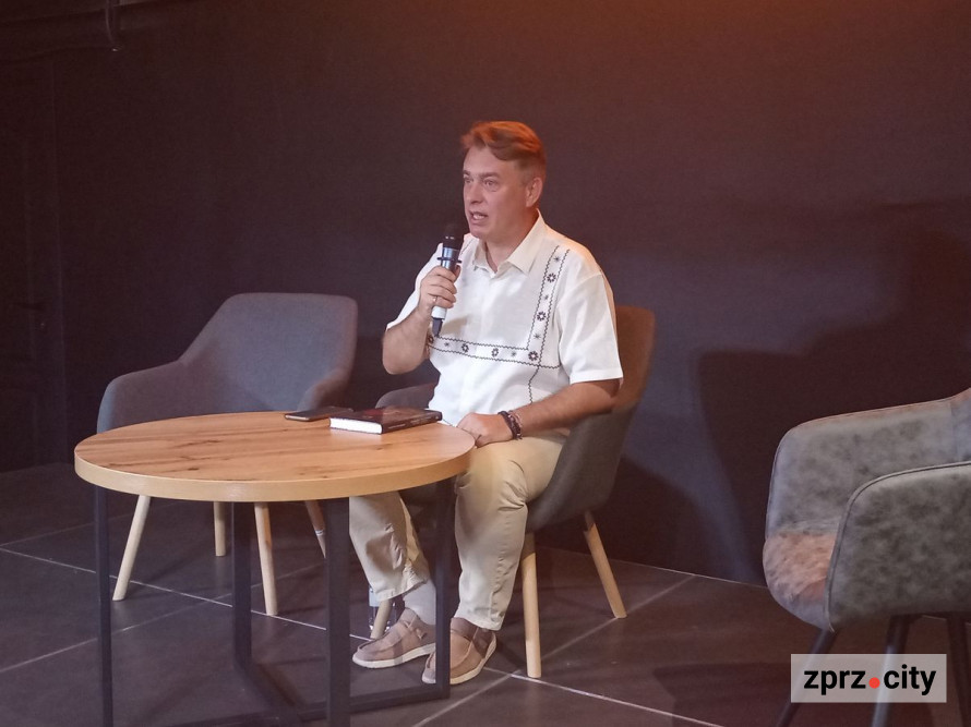 "Це шикарний пригодницький серіал": запорізький письменник презентував книгу біографій українських гетьманів