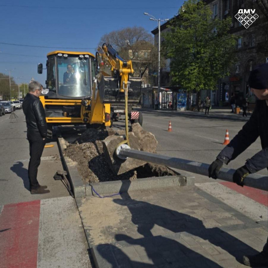 Вирвало із землі ударом: У Запоріжжі відновили світлофор на Соборному після ДТП (фото, відео)