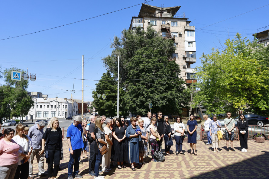 На запорізькій гімназії відкрили меморіальну дошку Герою України, який загинув під час виконання бойового завдання (фото)