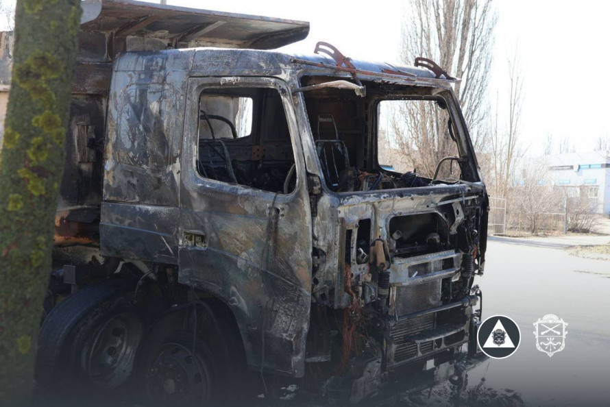 Росіяни вдарили дроном по вантажівці на шосе — у спальному районі Запоріжжя спалахнула пожежа (фото, відео)