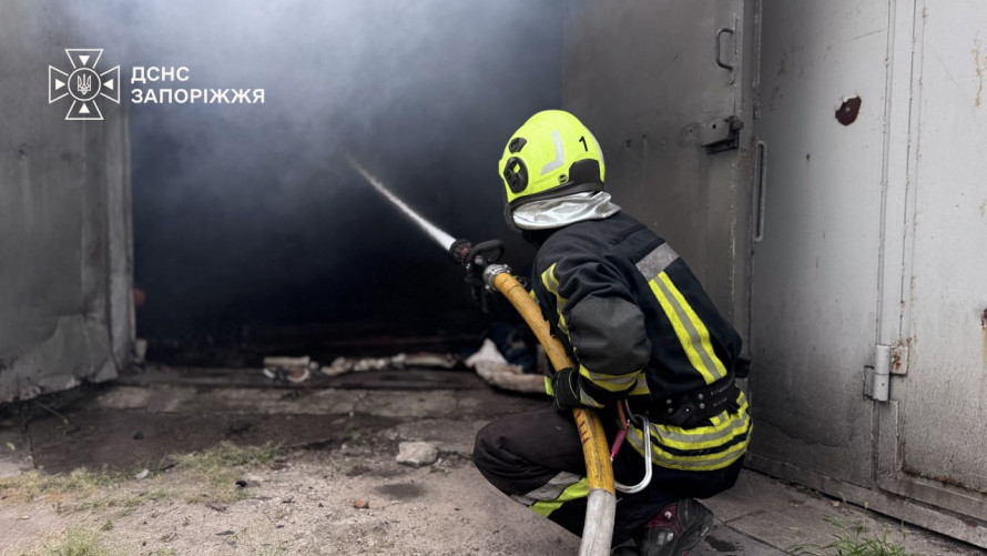 В одному з районів Запоріжжя горіло дев’ять гаражів: рятувальники гасили пожежу у приміщенні, в яке не могли потрапити (фото)