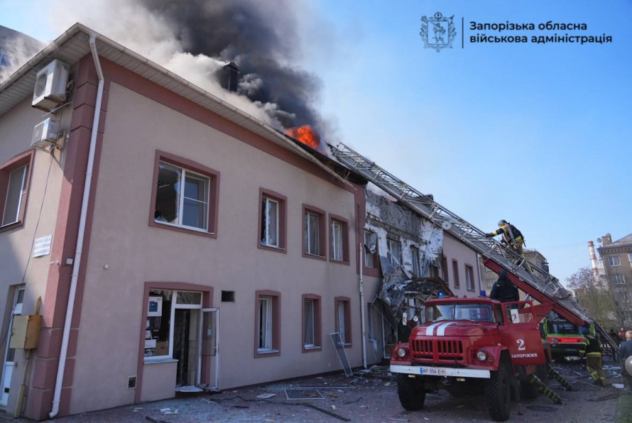 «Встигли тільки впасти на підлогу»: очевидці розповіли про удар БпЛА по Запоріжжю (фото)