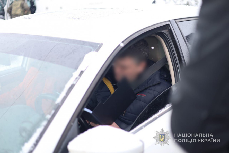 «Відкат» за бронювання: у Запоріжжі директор підприємства вимагав гроші у працівників (фото)