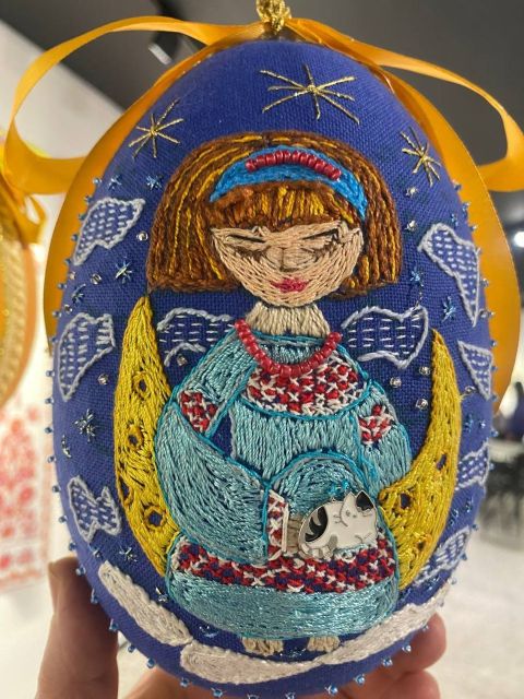 Українські пісні ожили у вишивці: у Запоріжжі відкрилася виставка писанок, рушників, мотанок (фото)