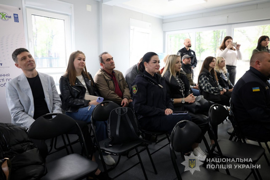 Працюватиме у прифронтових громадах та на деокупованих територіях - у Запоріжжі відкрили пересувний офіс поліції (фото)