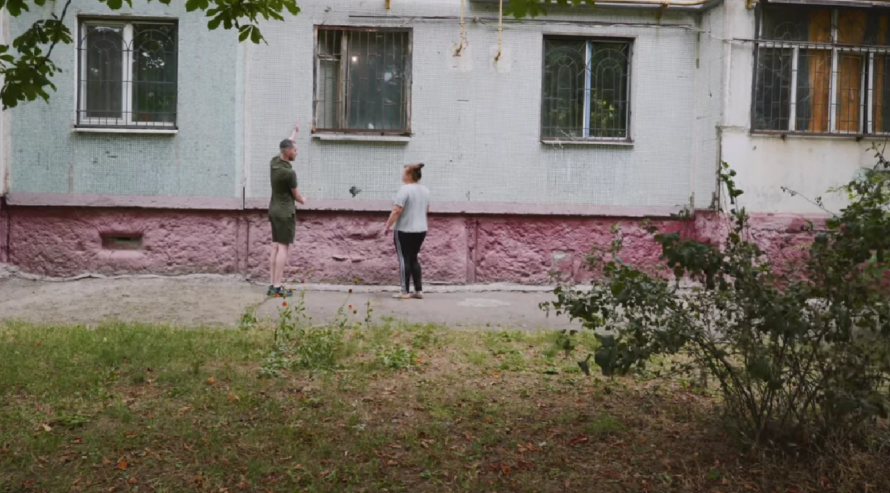 Байдужість замість вдячності – у Запоріжжі мешканці багатоповерхівки блокують встановлення підйомника для ветерана (відео)