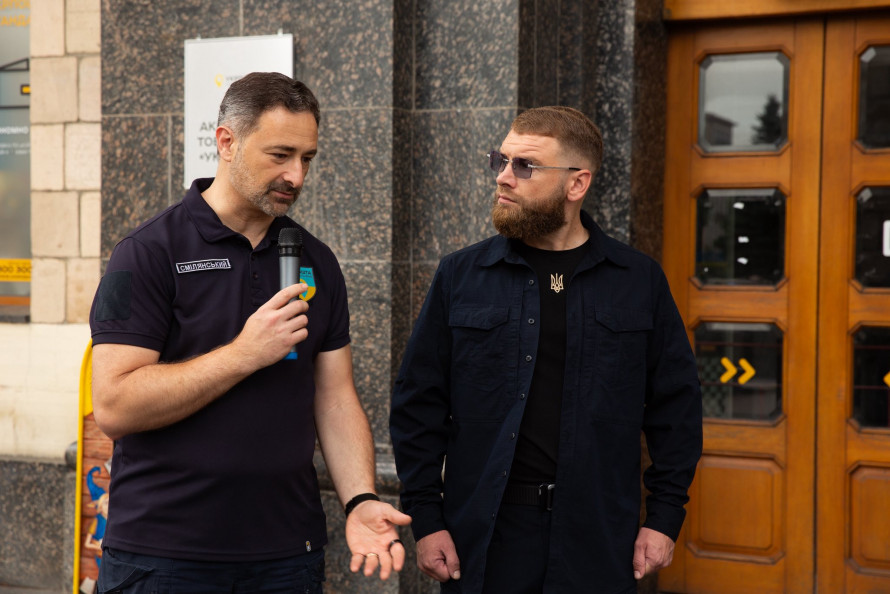 Пам’ятаємо і чекаємо - на будівлі Головпоштамту в Запоріжжі замайорів Прапор Надії (фото)