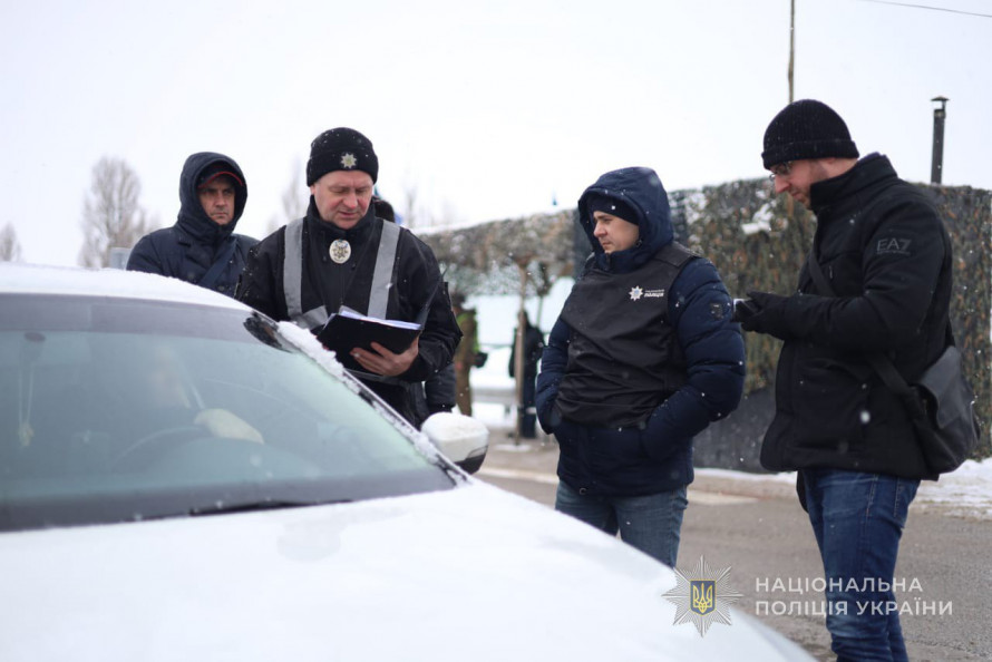 «Відкат» за бронювання: у Запоріжжі директор підприємства вимагав гроші у працівників (фото)