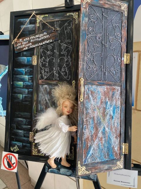 Трансформація ляльок: у Запоріжжі презентували виставку іграшок ручної роботи в незвичайному форматі (фото)