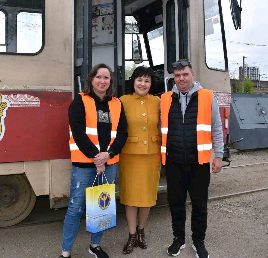 Новий фах: у Запоріжжі швачка стала водійкою трамвая в межах експериментального проєкту (фото)