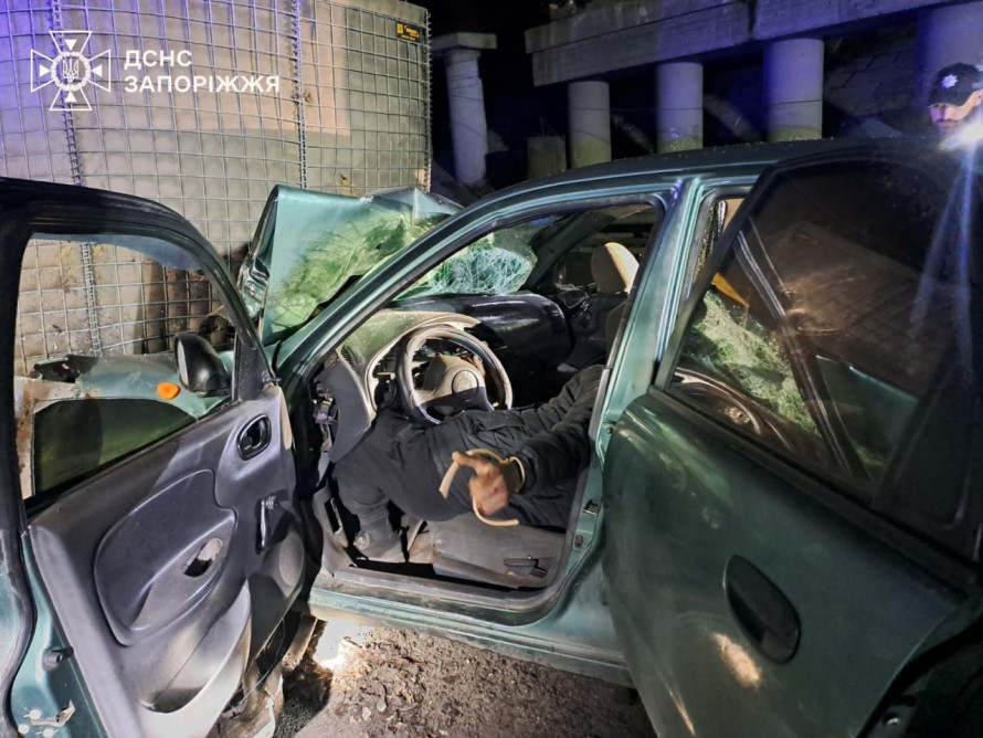 У Запоріжжі сталася нічна ДТП: водія «Ланоса» деблокували з понівеченої автівки після зіткнення з опорою (фото)
