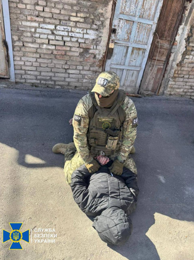 Самовільно залишив місце служби: у Запоріжжі затримали військового, який торгував зброєю