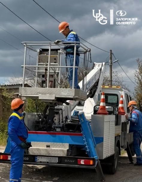 За вихідні 32 пошкодження: як на Запоріжжі енергетики тричі заживлювали громади після обстрілів