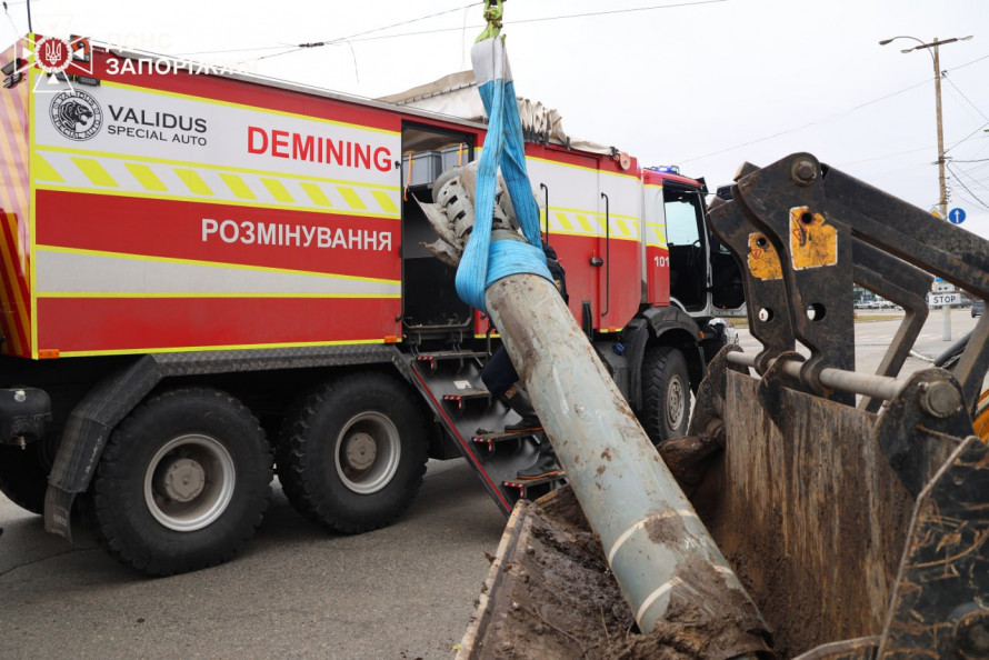 Небезпечна знахідка: мешканці Запоріжжя натрапили на реактивний снаряд біля проїжджої частини (фото)