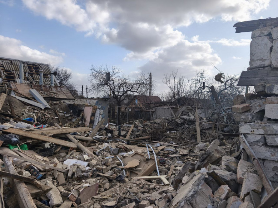 Замість будинку — суцільні руїни: у Запоріжжі екологи обстежили місце ураження російським дроном (фото)