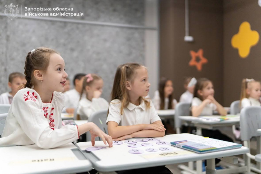 Перша у районі, п'ята в місті - в Запоріжжі учні повернулись за парти нової підземної школи (фото, відео)