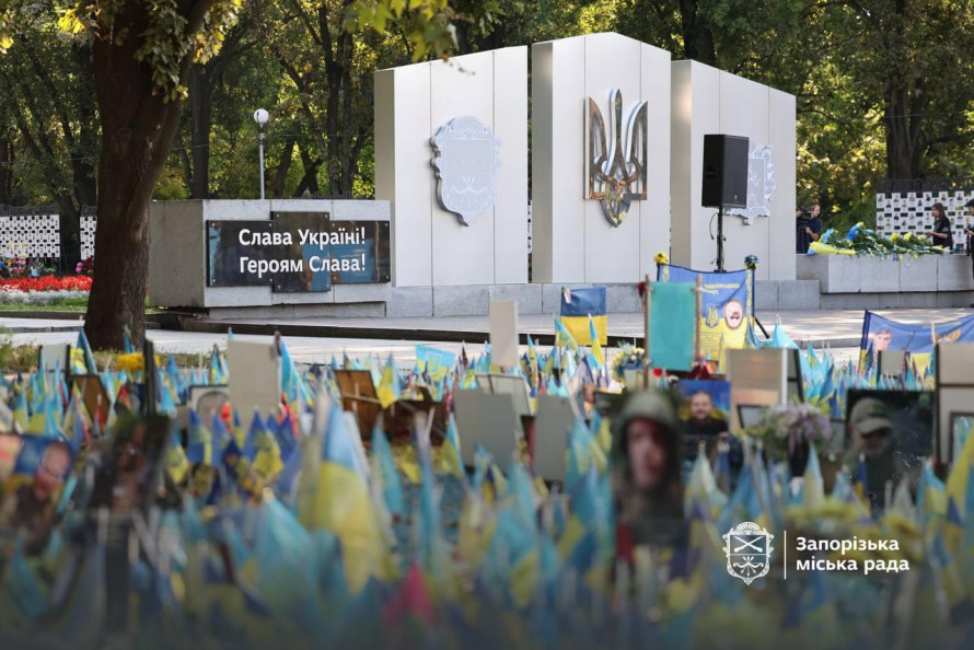 Квітами та хвилиною мовчання: у Запоріжжі на Алеї пам'яті вшанували загиблих Героїв (фото)