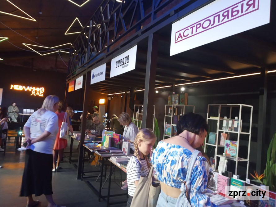 "Читай Форум" в укритті: в Хортицькому районі Запоріжжя вперше пройшов великий книжковий фестиваль - фоторепортаж