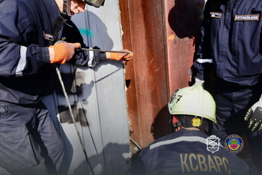 У Запоріжжі пес опинився у пастці: небайдужі люди почули скавчання