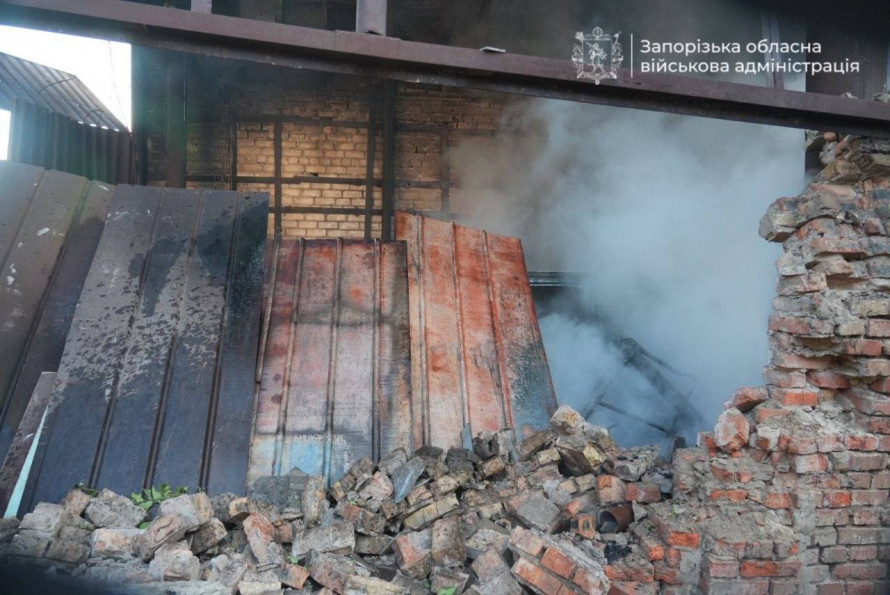 У Запоріжжі після ранкового удару загорілися склади: що відомо про наслідки (фото)