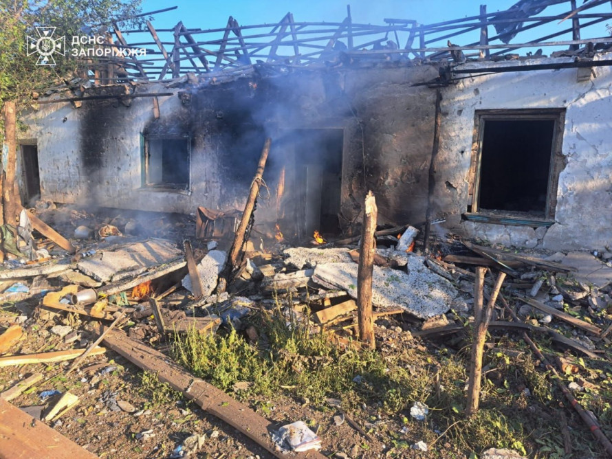 Поранена людина, вибиті вікна: вночі окупанти вдарили по Запоріжжю (фото, відео)