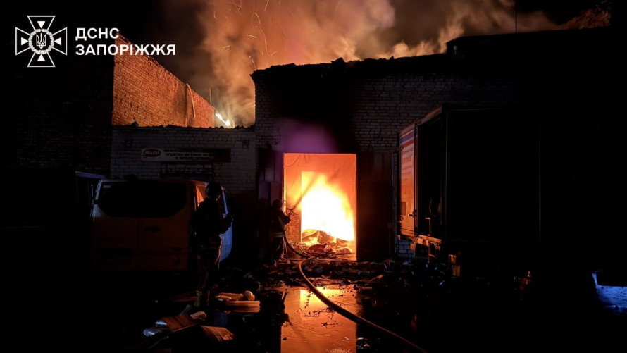 Ворожі удари спричинили масштабні пожежі у Запоріжжі: горіли АЗС, будинки та гаражі, постраждали патрульні (фото)