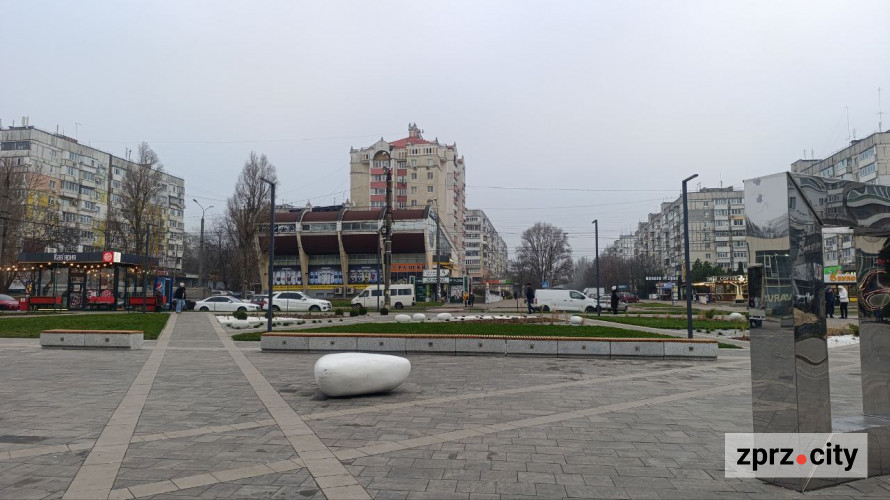 Великий дитячий майданчик та спортивні зони - у спальному мікрорайоні Запоріжжя оновили парк (фото)