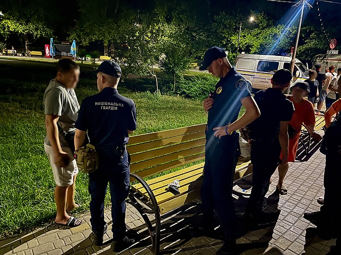 Побив і витяг пістолет - на пляжі в Запоріжжі молодик напав на підлітка (фото)