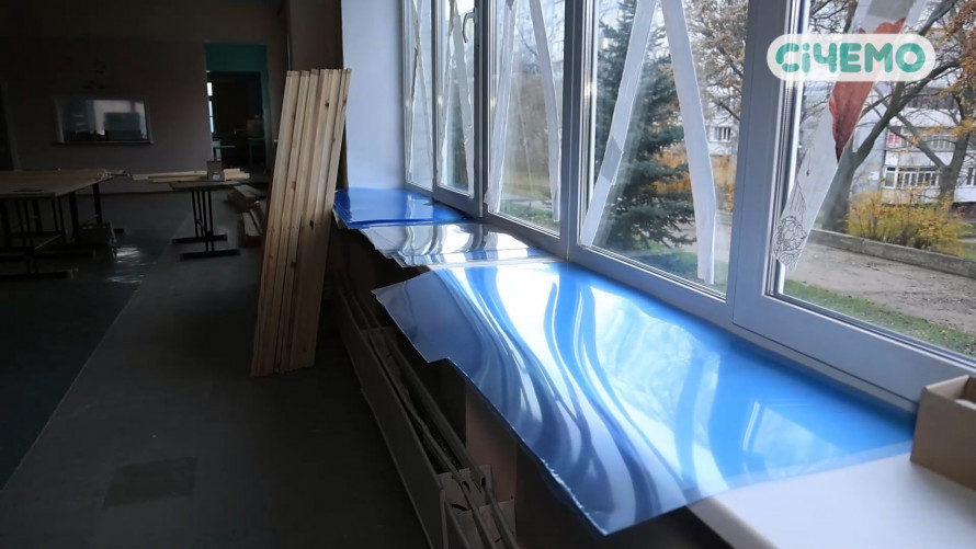 Стало тепліше і світліше – в Запоріжжі на зиму в гімназії встановлюють на вікна плівку замість OSB-плит (фото)