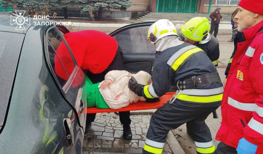 У Запорізькому районі іномарка в’їхала в бетонне огородження: є постраждалі (фото)
